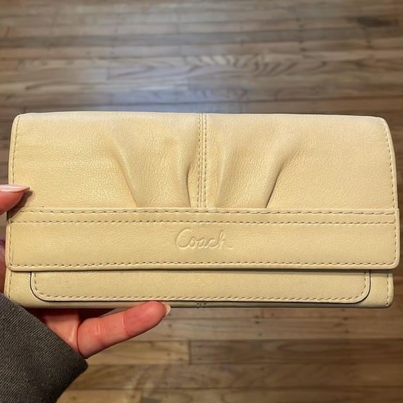 Coach Soho Pleated Tri-Fold White Bone Lined Long Classic Clutch Wallet - Picture 1 of 9